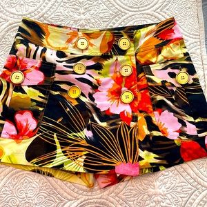 Womans Cache floral shorts/skorts with buttons.